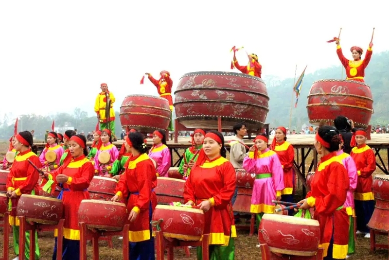 Tiếng trống da trâu trong lễ cúng được tin là nhịp cầu truyền tải lòng thành của con cháu đến tổ tiên và thần linh. 