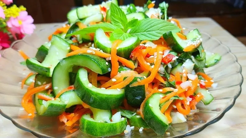 Dưa leo có thể ăn sống, làm salad, gỏi, nộm, muối chua hoặc trang trí món ăn.