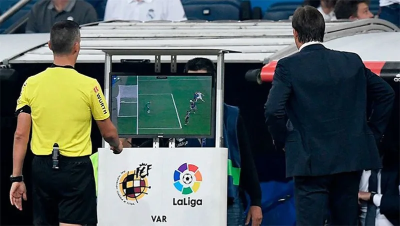 La Liga sử dụng các công nghệ hỗ trợ như VAR và dữ liệu trận đấu nhằm nâng cao độ chính xác, minh bạch và chất lượng chuyên môn của giải.