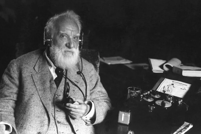 Alexander Graham Bell là nhà phát minh, nhà khoa học và giáo viên dạy người khiếm thính nổi tiếng trong lịch sử viễn thông.