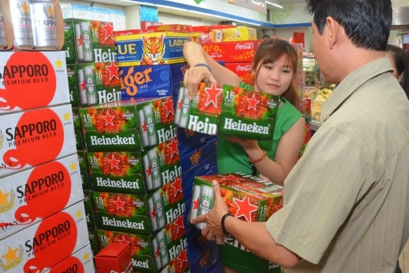 Giá bia Heineken có thể chênh lệch giữa siêu thị, đại lý, cửa hàng tiện lợi và kênh online.
