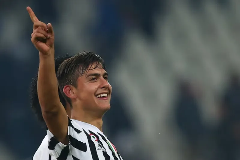 Paulo Dybala nổi bật với nét đẹp trẻ trung, đôi mắt cuốn hút và nụ cười quyến rũ mang đậm phong cách Nam Mỹ.