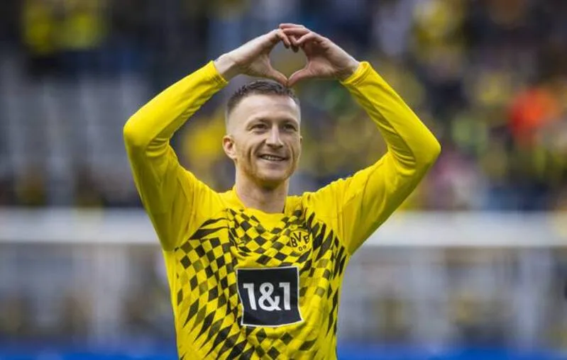 Marco Reus ghi điểm với nụ cười tươi sáng, vẻ ngoài gần gũi và phong cách trẻ trung được người hâm mộ yêu mến.