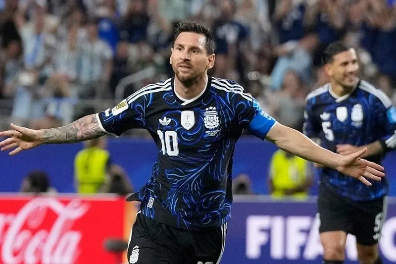 Lionel Messi nhận điểm số chót vót nhờ màn trình diễn siêu đẳng gánh vác hàng công.