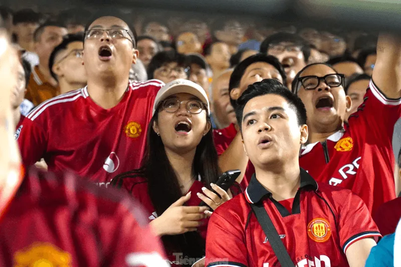 Cộng đồng fan MU tại Việt Nam luôn cuồng nhiệt và giữ trọn tình yêu sắt son qua nhiều thế hệ.