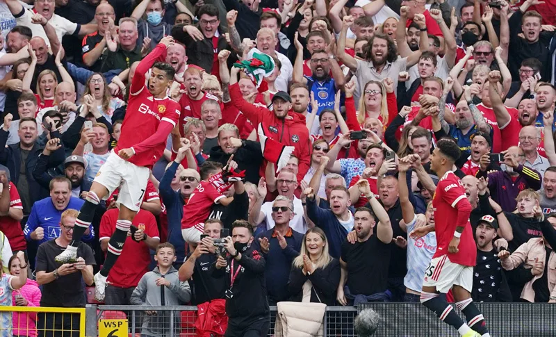 Khán đài Old Trafford luôn rợp sắc đỏ – nơi kết nối hơn 1 tỷ Manucians trên khắp hành tinh.