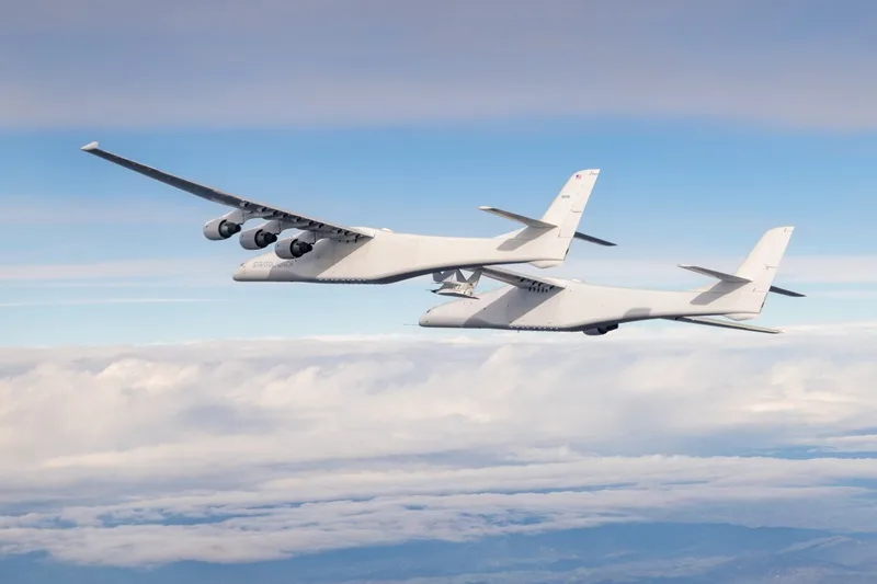 Stratolaunch Roc – Máy bay hai thân sở hữu sải cánh kỷ lục 117 mét.