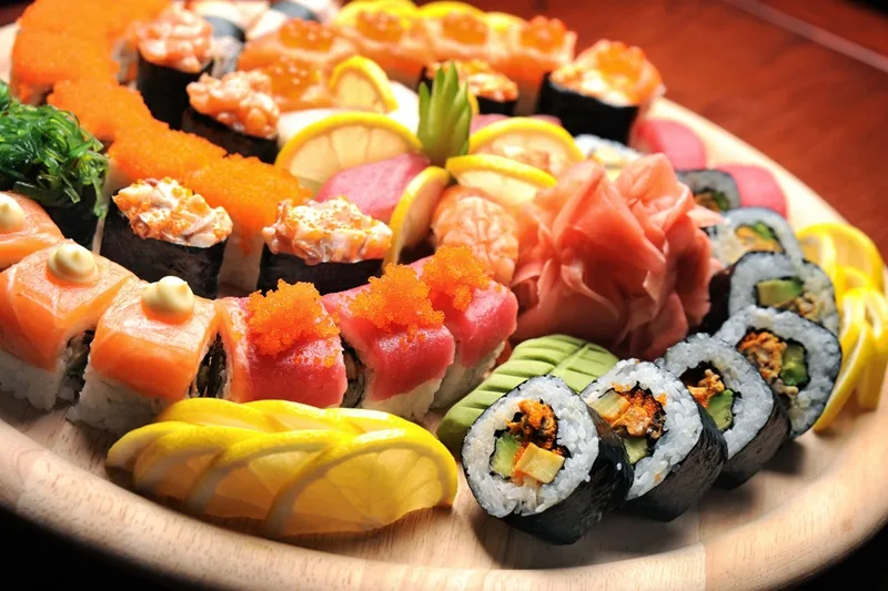 Sushi Nhật Bản đại diện cho sự tỉ mỉ, chuẩn mực và tôn trọng hương vị tươi ngon tự nhiên.