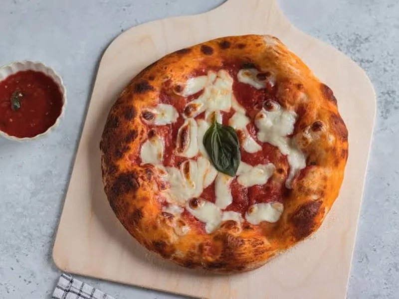 Pizza Napoletana truyền thống được nướng lò củi – Di sản văn hóa phi vật thể của Ý.