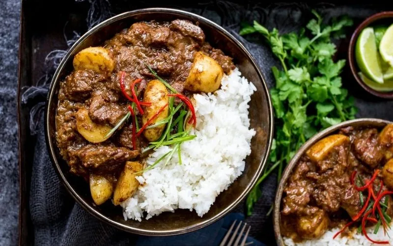 Cà ri Massaman mang sự bùng nổ quyến rũ từ thảo mộc và vị béo ngậy của nước cốt dừa.