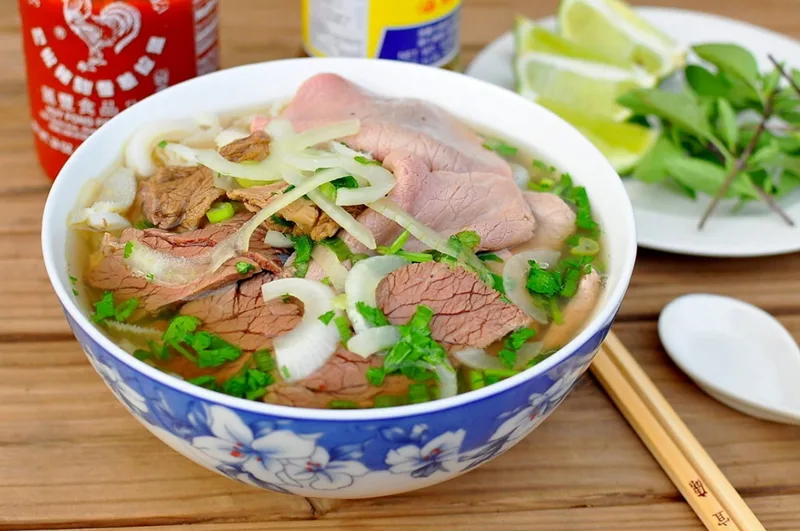 Phở Việt Nam – tinh hoa ẩm thực vươn tầm thế giới với nước dùng thanh ngọt đậm đà.