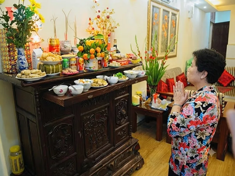Các bước chuẩn bị lễ, thắp hương và đọc văn khấn gia tiên mùng 1 thường được thực hiện theo nếp sinh hoạt từng gia đình.