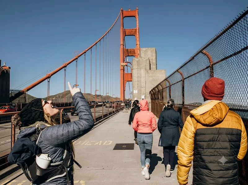 Du khách đi bộ trên cầu Cổng Vàng ngắm cảnh vịnh San Francisco